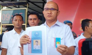 Kasatres Narkoba Polres Cimahi, AKP Tanwin Nopiansah memperlihatkan Kartu Tanda Anggota (KTA) BNN yang selama ini digumakan MM alias Koko untuk mengelabui petugas saat mengedarkan tembakau sintetis. (Mong)