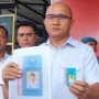 Kasatres Narkoba Polres Cimahi, AKP Tanwin Nopiansah memperlihatkan Kartu Tanda Anggota (KTA) BNN yang selama ini digumakan MM alias Koko untuk mengelabui petugas saat mengedarkan tembakau sintetis. (Mong)