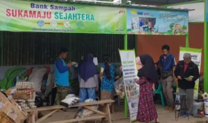 TPA Sarimukti Tolak Sampah Tercampur, Pemda KBB Siapkan Langkah Ini Masyarakat Desa Padalarang, Kecamatan Padalarang, KBB, saat menyetor sampah di Bank Sampah Sukamaju Sejahtera. Selasa (21/11). Foto DLH KBB