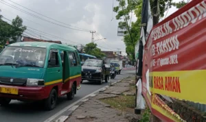 MENGENASKAN: Kondisi trotoar di wilayah Cibiru yang banyak lubang dan sebagian kondisinya telah hancur.