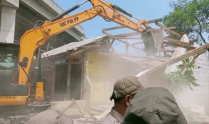 42 PKL di Simpang Ciawi Dibongkar Pembongkaran PKL di Simpang Ciawi, Kabupaten Bogor berjalan tanpa kericuhan (21/11).