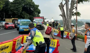 Sejumlah petugas saat memulai penerapan rekayasa lalulintas di kawasan Batutulis, Kecamatan Bogor Selatan, Kota Bogor, Selasa (21/11).