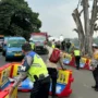 Sejumlah petugas saat memulai penerapan rekayasa lalulintas di kawasan Batutulis, Kecamatan Bogor Selatan, Kota Bogor, Selasa (21/11).