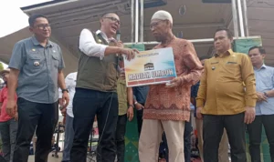 Bupati Bogor, Iwan Setiawan saat memberikan door prize umrah kepada Joko Widodo.