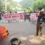 Puluhan mahasiswa dari HMI MPO Cabang Bogor menggelar aksi unjuk rasa di depan Balai Kota Bogor, Selasa (21/11).