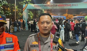 Kapolresta Bandung Kombes Pol Kusworo Wibowo bersama Kadishub Kabupaten Bandung Hilman Kadar saat memberikan pernyataan selepas pertandingan Piala Dunia U17 di Stadion Si Jalak Harupat, Senin (21/11/2023) Malam.