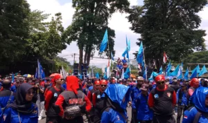 Kecewa! Tuntutan Penetapan UMP 2024 Ditolak, Buruh di Jabar akan Gelar Demo Besar? Ist. Buruh di Jabar saat gelar aksi di depan Gedung sate terkait penetapan UMP 2024. Foto. Sandi Nugraha.