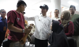 Bupati Bandung, Dadang Supriatna (baju putih bertopi) seusai Penyerahan Bantuan Sosial kepada penyandang disabilitas di Gedung Dewi Sartika, Soreang (21/11).