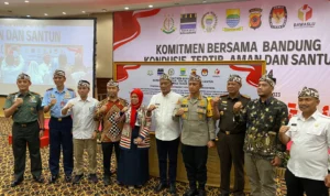 Jelang Pemilu 2024, Pemkot Bandung Harapkan Situasi 'Kontras' Jajaran Pemkot Bandung saat deklarasi komitmen bersama ciptakan Bandung kondusif, tertib, aman dan santun menjelang Pemilu 2025, di Hotel Horison, Rabu (22/11). (Nizar/Jabarekspres)
