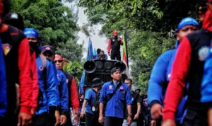 Gunakan PP 51, Penetapan UMK 2024 Kemungkinan Sama dengan UMP Jabar Ilustrasi: Unjuk rasa buruh di Jabar perihal UMP 2024.