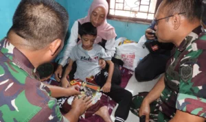 Komandan Kodim 0613 Ciamis, Letkol Inf Wahyu Alfiyan Arisandi (kanan) saat mendatangi AL (11), korban kekerasan orangtua kandungnya, di Kota Banjar, Rabu 22 November 2023.