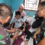 Komandan Kodim 0613 Ciamis, Letkol Inf Wahyu Alfiyan Arisandi (kanan) saat mendatangi AL (11), korban kekerasan orangtua kandungnya, di Kota Banjar, Rabu 22 November 2023.