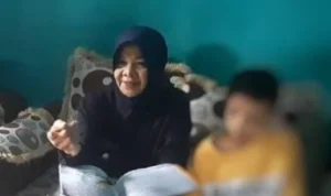 Wali Kota Banjar, Ade Uu Sukaesih saat menjenguk AL, korban kekerasan orangtua kandung, di Dusun Warung Buah, Kota Banjar (23/11).