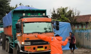 Ribuan Kendaraan Truk Tambang Melintas di Parung Panjang Setiap Harinya, Dishub Lakukan Aturan Ini! Ribuan Kendaraan Truk Tambang Melintas di Parung Panjang Setiap Harinya, Dishub Lakukan Aturan Ini!
