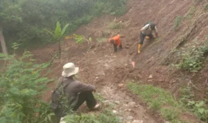 Akses Utama Tergerus Longsor, Warga Terpaksa Ungsikan Orang Sakit Pakai Tandu