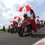 Para pembalap muda sedang bersiap di garis start, Sirkuit Bukit Peusar Tasikmalaya dalam rangka Honda Dream Cup 2023.