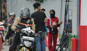 ILUSTRASI : Masyarakat sedang isi BBM di SPBU di Jabar./ Pandu Muslim
