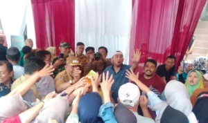 Ratusan Warga Buru Sembako di Gerakan Pangan Murah