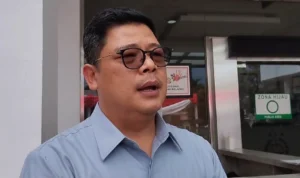 Kepala Seksi Intel Kejaksaan Negeri Kabupaten Bandung, Mumuh Ardiansyah saat dimintai keterangan terkait tuntutan para korban Doni Salmanan di Kantor Kejari Kabupaten Bandung, Selasa (28/11/2023).