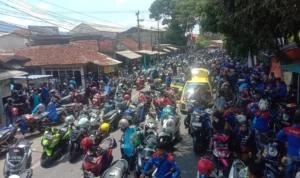 Jawab Tantangan Pj Gubernur Jabar Soal UMK, SP TSK SPSI Sukabumi Aksi Hingga Blokir Jalan Nasional SP TSK SPSI Kabupaten Sukabumi, melakukan aksi unjuk rasa dengan memblokir akses Jalan Sukabumi-Cianjur.