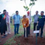 Penanaman pohon oleh Dirjen Gakkum KLHK dan UIII di kampus UIII, Kota Depok.