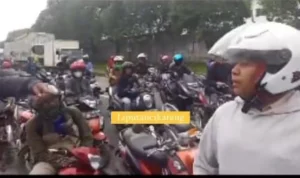 Aksi buruh di Cikarang Barat, Kabupaten Bekasi, mengalami sedikit gesekan dengan warga lokal pada Kamis, 30 November 2023.