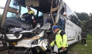 Unit Gakkum Satlantas Polrestabes Bandung saat melakukan olah TKP laka lantas di Tol Purbaleunyi kilometer 141+400.