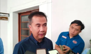 Pj Gubernur Jabar, Bey Triadi Machmudin saat ditanya mengenai UMK 2024 di Jabar.