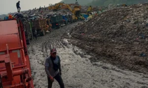 Sejumlah truk pengangkut sampah tengah mengantre di TPAS Sarimukti, Kabupaten Bandung Barat.