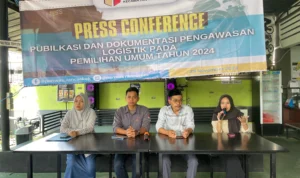 Panwascam Cilengkrang saat menggelar Press Conference terkait pengawasan logistik pada pemilu 2024, Kamis (30/11/2024). Foto Agi Jabar Ekspres