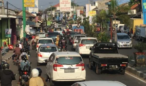 Jalan Tuparev, salah satu titik macet di Cirebon.