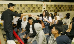 Muhammad Zinedine Alam Ganjar berinteraksi dengan pelajar Kota Bandung saat Talkshow Zilenial Menatap Masa Depan Indonesia di Kopi Taman Utara, Dago, Bandung, Selasa 28 November 2023.