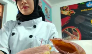 Siswa PKW LPKMA Kabupaten Sumedang ciptakan roti berbahan ubi Cilembu.