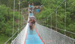 Jembatan penghubung antara Desa Wanajaya, Kecamatan Surian dan Desa Karangbungur, Kecamatan Buahdua.