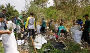 Cegah Potensi Banjir, Warga Desa Cicalengka Wetan Bandung Lakukan Hal ini