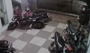 GEGER! Aksi Curanmor Spesialis Kosan Terekam CCTV, Gasak Motor Mahasiswa Unjani Cimahi