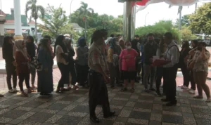 Para pedagang kaki lima di lingkungan Mal Karawang Central Plaza (KCP) saat menggeruduk Kantor Pemerintah Kabupaten (Pemkab) Karawang, Kamis 2 November 2023.