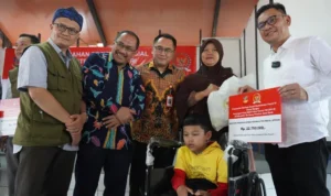 Kementerian Sosial memberikan Bantuan Sosial berbagai program dengan jumlah sekira Rp 202 miliar bersama Wakil Ketua Komisi VIII DPR RI Ace Hasan Syadzily di Kabupaten Bandung.