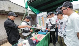 Untuk mendorong pertumbuhan geliat ekonomi para driver ojek online, sukarelawan Kajol Indonesia dukung Ganjar memberikan pelatihan UMKM di Desa Cipanas, Kecamatan Cipanas, Kabupaten Cianjur, Jawa Barat pada Minggu 19 November 2023.