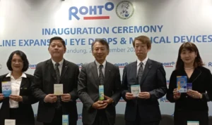 Para petinggi PT Rohto Laboratories Indonesia saat jumpa pers dengan memberikan penjelasan mengenai perluasan lini produk tetes mata dan alat kesehatan di Indonesia di Cimareme, Bandung Barat, Selasa 21 November 2023.