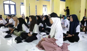 Santri Ponpes Jamiyatul Abror Gaza di Kebupaten Tasikmalaya tampak antusias mengikuti Focus Group Discussion tema “Edukasi Pencegahan Stunting dan Lingkungan Bersih Sehat”, Sabtu 25 November 2023.