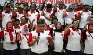 Ratusan warga di Sukabumi yang tergabung dalam Baraya Sukabumi menggelar deklarasi dukungan untuk pasangan Ganjar Pranowo-Mahfud MD di di Hotel Augusta, Sukabumi, Jawa Barat, Minggu 26 November 2023.