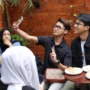 CEO Pigmy Muhammad Zinedine Alam Ganjar mengabadikan momen dengan foto selfi bersama peserta diskusi dalam Optimalkan Youth Space di Kota Bandung di Roti Macan, Buah Batu, Rabu 29 November 2023.