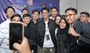 Pegiat Sociopreneur, Muhammad Zinedine Alam Ganjar tampak kompak foto bersama usai talkshow gelaran HIPMI Perguruan Tinggi Kota Bandung di De Medellin Cafe, Gudang Selatan, Merdeka, Sumur Bandung, Bandung, Rabu 29 November 2023.