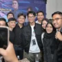 Pegiat Sociopreneur, Muhammad Zinedine Alam Ganjar tampak kompak foto bersama usai talkshow gelaran HIPMI Perguruan Tinggi Kota Bandung di De Medellin Cafe, Gudang Selatan, Merdeka, Sumur Bandung, Bandung, Rabu 29 November 2023.