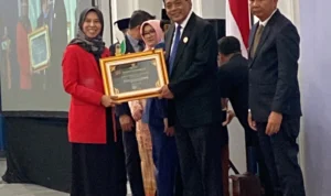 Ketua DPD PDI Perjuangan Jabar Ono Surono melalui Bendahara Ineu Purwadewi Sundari usai menerima anugerah Keterbukaan Informasi Publik pada Badan Publik tingkat Jabar kategori Partai Politik dari Komisi Informasi Jabar di Gedung Sate, Kamis 30 November 2023.