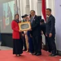 Ketua DPD PDI Perjuangan Jabar Ono Surono melalui Bendahara Ineu Purwadewi Sundari usai menerima anugerah Keterbukaan Informasi Publik pada Badan Publik tingkat Jabar kategori Partai Politik dari Komisi Informasi Jabar di Gedung Sate, Kamis 30 November 2023.