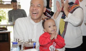 Calon Presiden Ganjar Pranowo tampak akrab dengan menggendong seorang anak saat berdiskusi dengan puluhan organisasi relawan di Desa Mekargalih, Kecamatan Jatiluhur, Purwakarta, Jumat 17 November 2023.