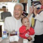 Calon Presiden Ganjar Pranowo tampak akrab dengan menggendong seorang anak saat berdiskusi dengan puluhan organisasi relawan di Desa Mekargalih, Kecamatan Jatiluhur, Purwakarta, Jumat 17 November 2023.