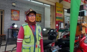 12 Tahun Jadi Juru Parkir, Eti Sukses Bawa Sang Putra hingga Sarjana 12 Tahun Jadi Juru Parkir, Eti Sukses Bawa Sang Putra hingga Sarjana